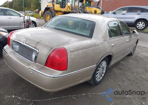 2005 Lincoln Town Car Signature Limited из США, поврежденный, VIN 1LNHM82W45Y625965